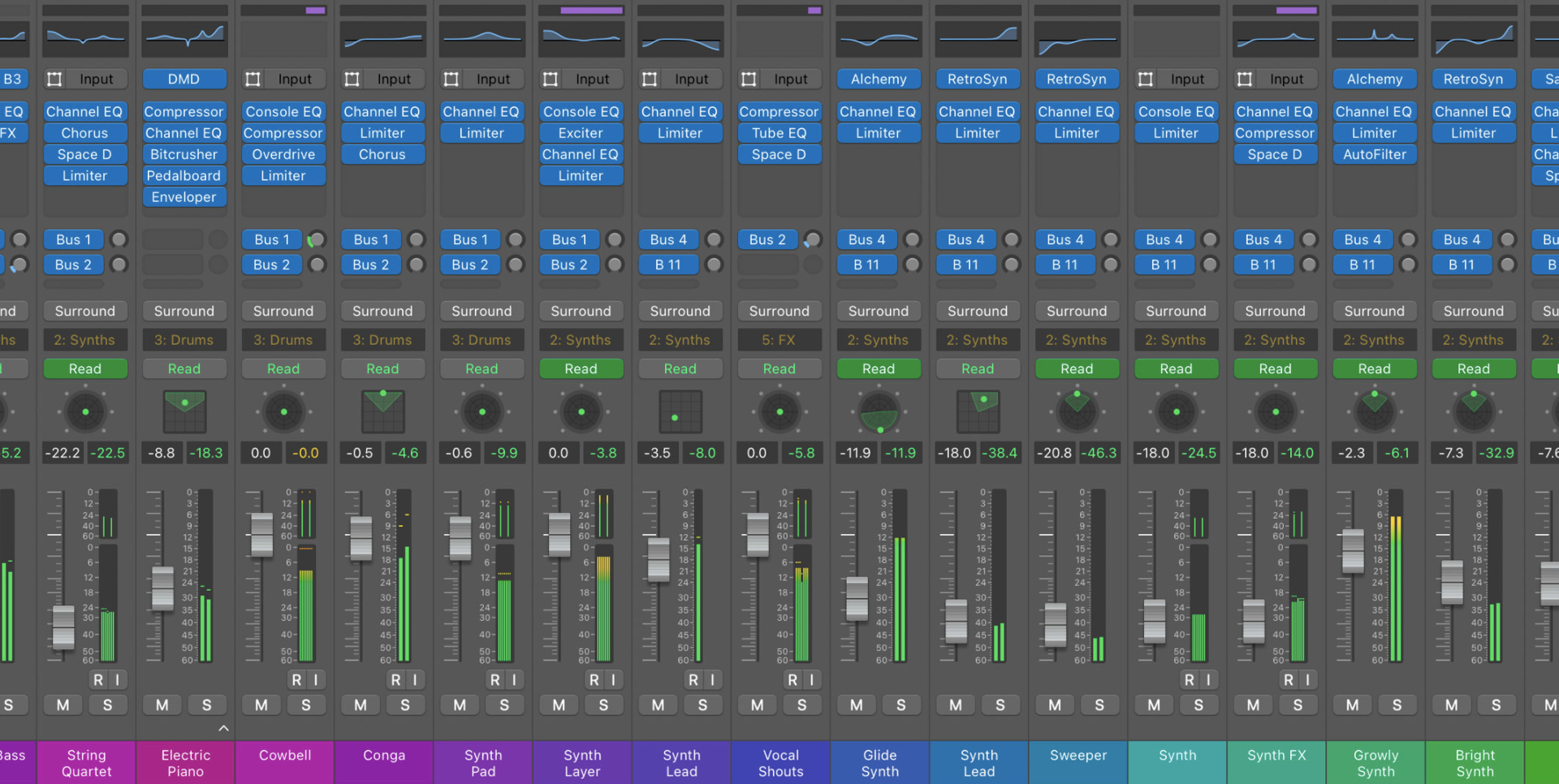 Digital Audio Workstation (DAW) – Estación de trabajo de audio digital – Digitale audio-werkstation (DAW)
Track – Pista – Spoor / Track
Audio track – Pista de audio – Audiospoor
MIDI track – Pista MIDI – MIDI-spoor
Recording – Grabación – Opname
Take – Toma – Take / Opnamepoging
Loop recording – Grabación en bucle – Loop-opname
Metronome – Metrónomo – Metronoom
Tempo – Tempo – Tempo
Click track – Pista de clic – Clicktrack
Latency – Latencia – Latentie / Vertraging
Quantize – Cuantizar – Quantiseren
Editing – Edición – Bewerking / Editen
Cut / Split – Cortar / Dividir – Knippen / Splitsen
Fade in / out – Fundido de entrada / salida – Fade in / fade out
Crossfade – Fundido cruzado – Crossfade
Comping – Comping – Comping (beste takes samenvoegen)
Punch in/out – Grabación por inserción – Punch in/out opname
Mixer – Mezclador – Mixer / Mengpaneel
Volume fader – Fader de volumen – Volumefader
Pan – Paneo – Panning / Balans
Plug-in – Plug-in – Plug-in / Effectplugin
EQ – Ecualizador – Equalizer / EQ
Compressor – Compresor – Compressor
Reverb – Reverberación – Reverb / Galm
Delay – Retardo – Delay / Echo
Automation – Automatización – Automatisering
Bounce / Export – Exportar / Rebotar – Exporteren / Renderen
Session – Sesión – Sessie
Project file – Archivo de proyecto – Projectbestand
Sample rate – Frecuencia de muestreo – Samplefrequentie
Bit depth – Profundidad de bits – Bitdiepte