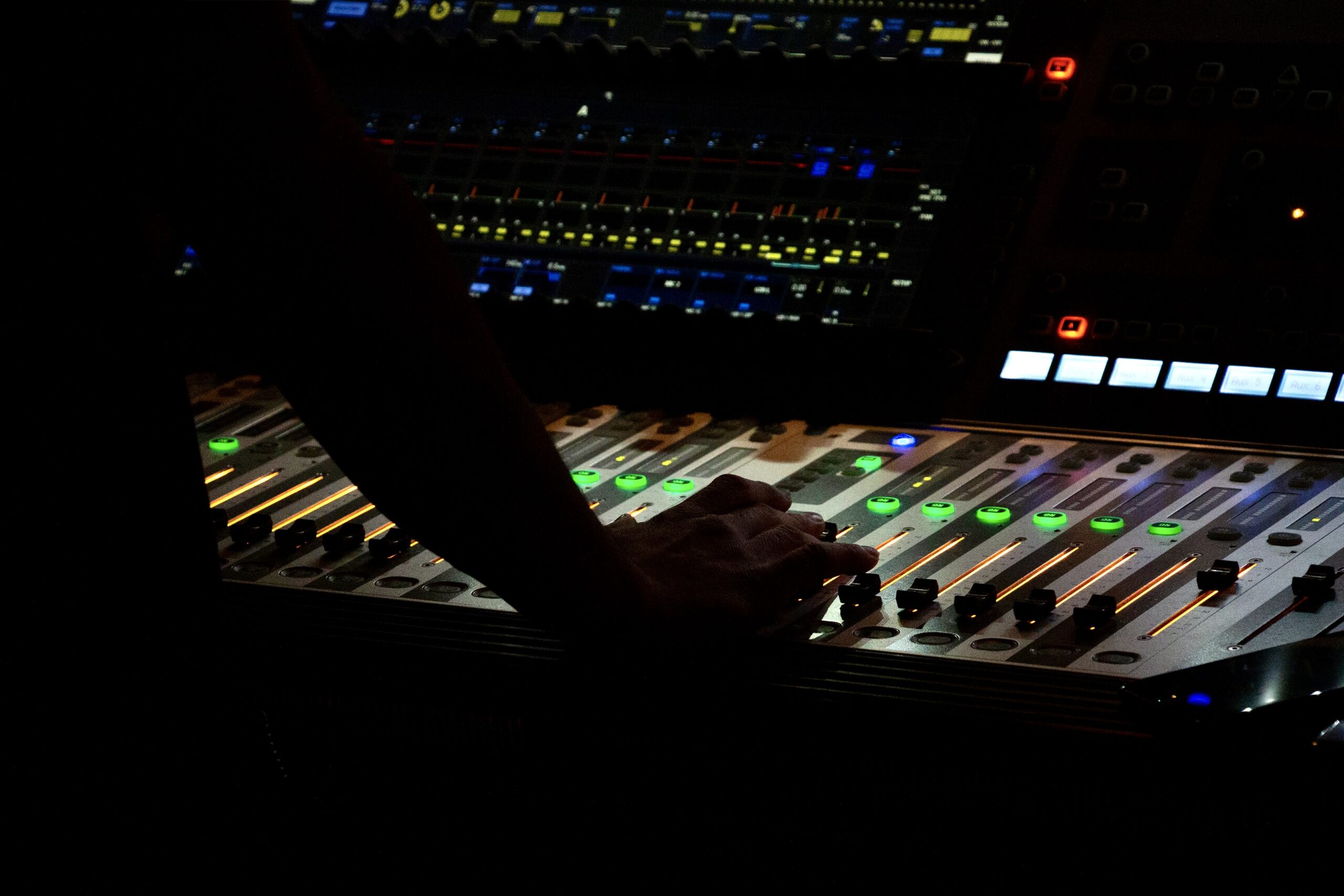 Front of House (FOH) – Control de sala – Front of House (FOH)
FOH engineer – Ingeniero de sala – FOH-technicus / Geluidstechnicus
Mixing console – Consola de mezcla – Mengtafel / Mengpaneel
Input channel – Canal de entrada – Ingangskanaal
Output bus – Bus de salida – Uitgangsbus
Aux send – Envío auxiliar – Aux-send / Hulpsignaal
Subgroup – Subgrupo – Subgroep
Main L/R – Salida principal L/R – Hoofduitgang L/R
Fader – Fader – Fader / Schuifregelaar
Gain – Ganancia – Gain / Voorversterking
EQ – Ecualización – EQ / Equalizer
High-pass filter – Filtro paso alto – Hoogdoorlaatfilter
Compressor – Compresor – Compressor
Limiter – Limitador – Limiter / Begrenzer
Reverb – Reverberación – Reverb / Galm
Delay – Retardo – Delay / Echo
Insert – Inserción – Insert / Invoegpunt
Routing – Enrutamiento – Routing / Signaalroutering
Pre-fader / Post-fader – Pre-fader / Post-fader – Pre-fader / Post-fader
Mute – Silencio / Muteo – Dempen / Mute
Solo – Solo – Solo
Metering – Medición – Niveaucontrole / Meting
Feedback – Acople – Feedback / Rondzingen
Soundcheck – Prueba de sonido – Soundcheck
Virtual soundcheck – Prueba virtual – Virtuele soundcheck
Reference track – Pista de referencia – Referentietrack
System tuning – Ajuste del sistema – Systeemafstemming
Room EQ – Ecualización de sala – Ruimte-EQ
SPL meter – Medidor de SPL – SPL-meter / Geluidsdrukmeter
Mix balance – Balance de mezcla – Mixbalans
Clarity – Claridad – Helderheid
Headroom – Margen – Headroom / Ruimte bovenin