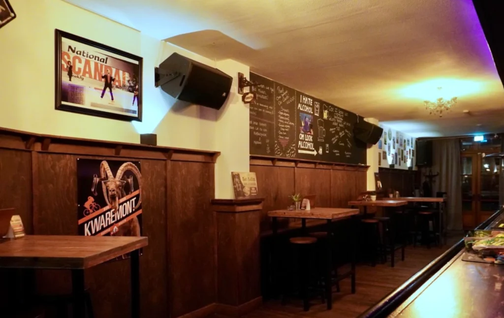 Audio system – Sistema de audio – Audiosysteem Installation – Instalación – Installatie Fixed installation – Instalación fija – Vaste installatie Portable system – Sistema portátil – Mobiel systeem Speaker – Altavoz – Luidspreker Line array – Arreglo lineal – Line array Subwoofer – Subgrave – Subwoofer Amplifier – Amplificador – Versterker Mixer – Mezclador – Mengpaneel Processor / DSP – Procesador / DSP – Processor / DSP Microphone – Micrófono – Microfoon Wireless system – Sistema inalámbrico – Draadloos systeem Zoning – Zonificación – Zone-indeling Ceiling speaker – Altavoz de techo – Plafondluidspreker Wall-mounted speaker – Altavoz de pared – Wandluidspreker Audio cabling – Cableado de audio – Audiobekabeling Rack – Rack – Rack / 19 inch kast Connector – Conector – Connector / Aansluiting XLR cable – Cable XLR – XLR-kabel Speaker cable – Cable de altavoz – Luidsprekerkabel Signal flow – Flujo de señal – Signaalroute Tuning / calibration – Ajuste / calibración – Afstemming / kalibratie Room EQ – Ecualización de sala – Ruimte-EQ Acoustic treatment – Tratamiento acústico – Akoestische behandeling Quotation – Presupuesto – Offerte Invoice – Factura – Factuur Stock – Inventario – Voorraad Retail price – Precio de venta – Verkoopprijs Discount – Descuento – Korting Warranty – Garantía – Garantie After-sales support – Soporte postventa – Nazorg / Klantenservice Technical sheet – Ficha técnica – Technisch datasheet Installation manual – Manual de instalación – Installatiehandleiding Training – Formación – Training / Opleiding Demonstration – Demostración – Demonstratie Sales representative – Representante de ventas – Vertegenwoordiger